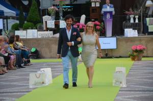 La candidata del PP desfilando en un acto institucional durante la campaña