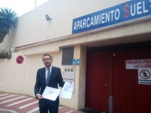 Javier García León, mostrando recibos de IBI del presente año