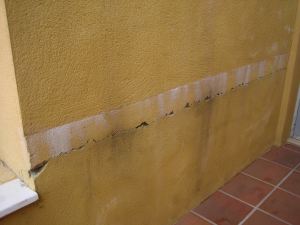 Grietas en el muro del Polideportivo Elola