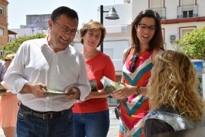 Miguel Ángel Heredia, Carmen Segura y Deborah León informando a la ciudadanía
