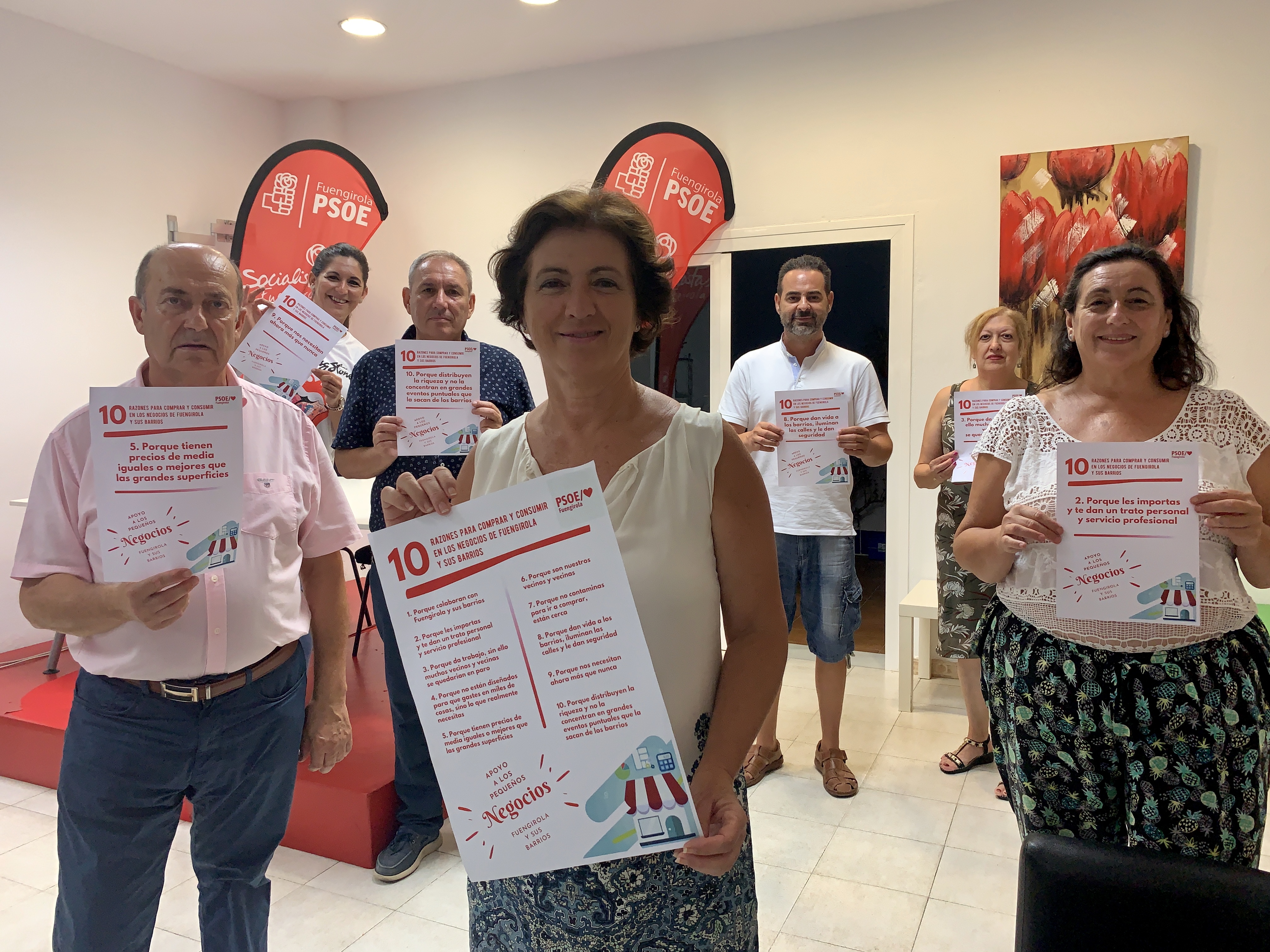 Carmen Segura junto a miembros de la CEM con las propuestas en apoyo al pequeño comercio