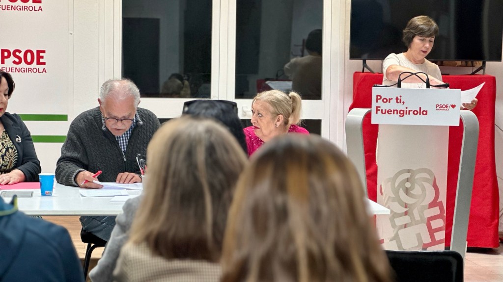 La Agrupación Socialista de Fuengirola celebró en la tarde de ayer una asamblea extraordinaria en la que se presentaron y aprobaron enmiendas estratégicas dirigidas a consolidar los principios de sostenibilidad, justicia social y defensa de los derechos laborales, que serán elevadas al 41º Congreso Federal del PSOE.
Con una gran participación de militantes, la reunión, presidida por José María Romero, destacó por su debate y el respaldo unánime a las propuestas planteadas.
Durante la sesión, la secretaria general de la agrupación, Carmen Segura, ponente de las enmiendas, expuso las principales propuestas aprobadas. Entre ellas, se incluyen iniciativas para asegurar que la transición ecológica incorpore la voz y los derechos de los trabajadores. “Es fundamental que las transformaciones hacia una economía verde no dejen atrás a los trabajadores ni precaricen sus condiciones laborales”, subrayó Segura. Esta propuesta enfatiza la necesidad de un enfoque sostenible que, además de proteger el medio ambiente, preserve el empleo y las condiciones laborales.
La educación también tuvo un lugar destacado, con una propuesta para reducir la ratio de estudiantes por docente en todas las etapas educativas. Esta medida, que busca mejorar la atención personalizada y la calidad de la enseñanza, responde a la creciente diversidad en las aulas y a la necesidad de brindar una educación de calidad adaptada a las necesidades de cada alumno.
Asimismo, el PSOE de Fuengirola subrayó su compromiso con la igualdad de género al presentar una enmienda que prioriza la paridad en las listas de candidatos, promoviendo una mayor representación femenina en los primeros puestos. “La igualdad debe ser un pilar fundamental en todos los niveles de representación política”, indicó Segura, resaltando la importancia de la equidad en los espacios de toma de decisiones.
Por último, se aprobó la enmienda que recoge la creación de un protocolo interno contra el acoso, la violencia y los delitos de odio, destinado a guiar a las agrupaciones en el manejo de estas situaciones. El protocolo, que incluye medidas de apoyo psicológico y legal, también contempla un plan de formación preventiva, mostrando el compromiso del partido socialista obrero español en crear espacios seguros para sus integrantes.
La asamblea concluyó con el respaldo unánime a todas las enmiendas, que ahora se sumarán al debate nacional en el próximo Congreso Federal del PSOE los próximos 29, 30 noviembre y 1 de octubre en Sevilla. Segura destacó la importancia de estas propuestas para construir un partido más inclusivo y comprometido con los derechos sociales y medioambientales, adaptado a los desafíos actuales.